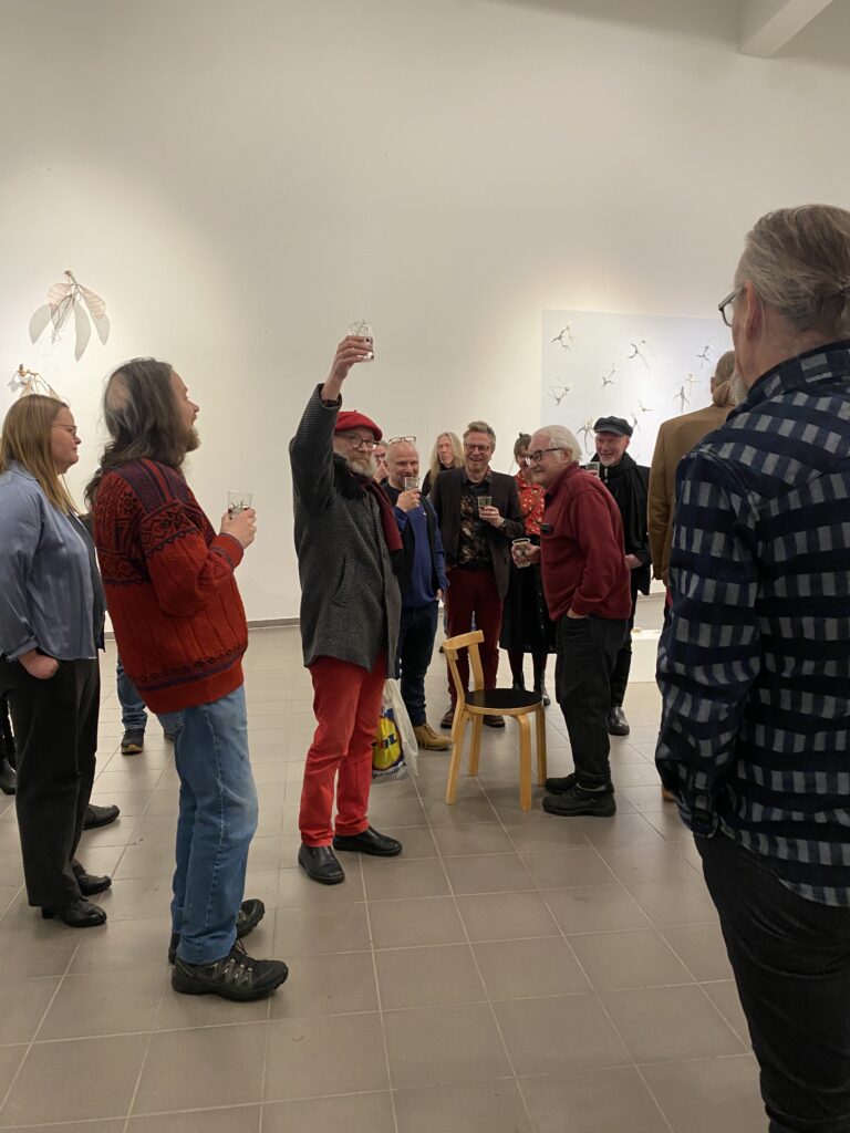 Kippis Kemin taidemuseossa, Aatun ja Saulin näyttelynavajaisissa.
